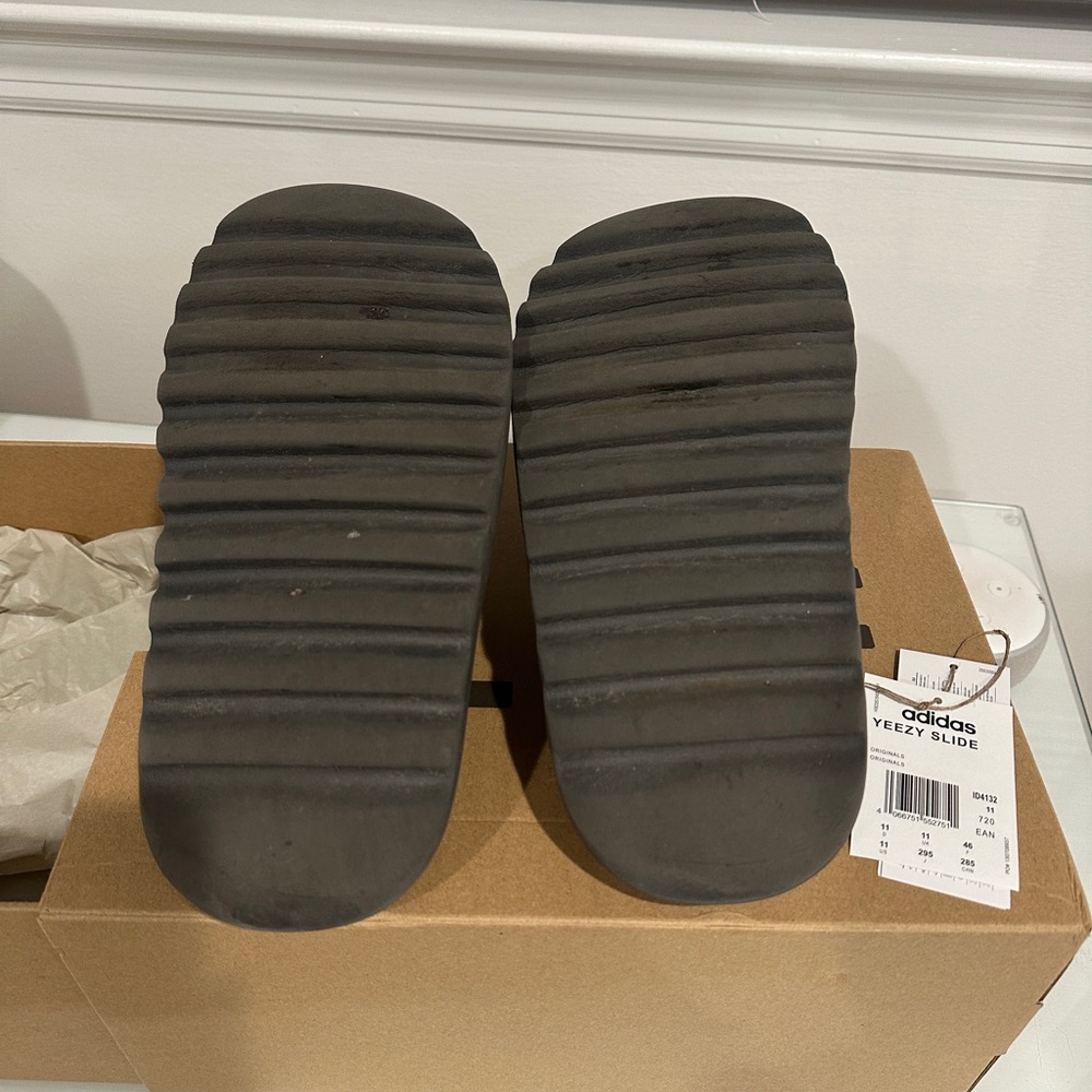 Yeezy Slides - Picture 4 of 6